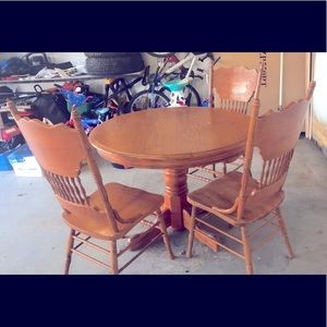 Kitchen Dinning Set
Round table with 3 chairs